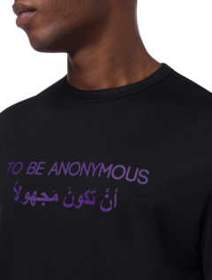 تيشيرت كبير الحجم مطبوع عليه عبارة "To Be Anonymous"