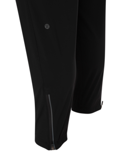 بنطال رياضي خفيف للركض بتصميم قصير من تشكيلة سيرج