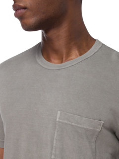 تيشيرت بجيب وأكمام قصيرة