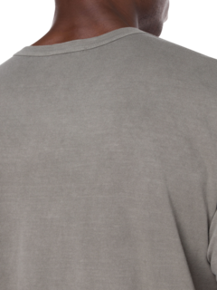 تيشيرت بجيب وأكمام قصيرة