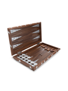 لعبة طاولة بتصميم مخطط ومزين بعرق اللؤلؤ