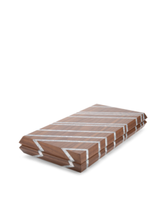 لعبة طاولة بتصميم مخطط ومزين بعرق اللؤلؤ