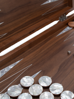 لعبة طاولة بتصميم مخطط ومزين بعرق اللؤلؤ