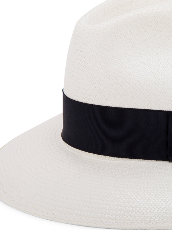 قبعات بنما كبيرة مصنوعة من ألياف القش الرفيعة