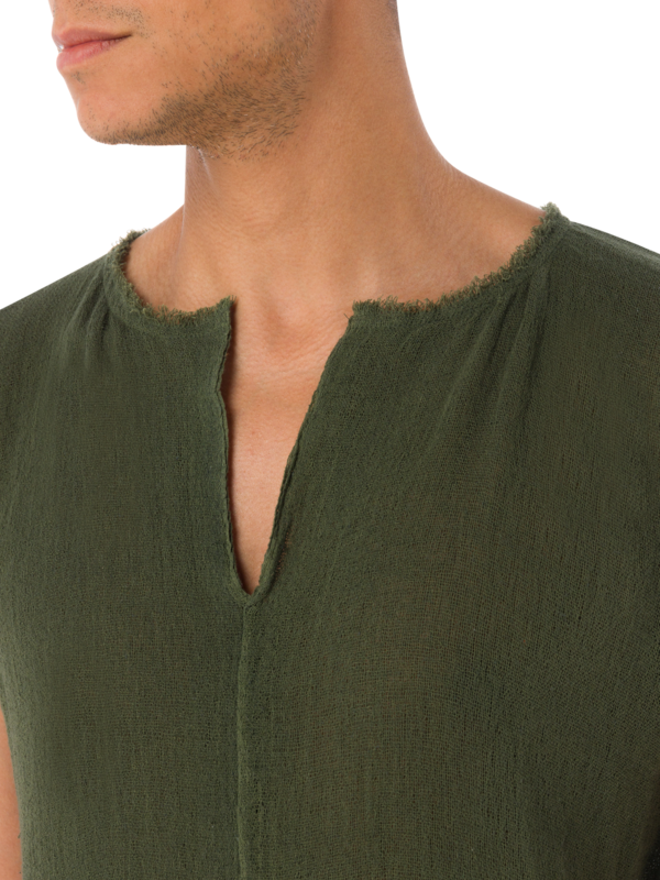 قميص زول خفيف بدون أكمام وبرقبة على شكل حرف V