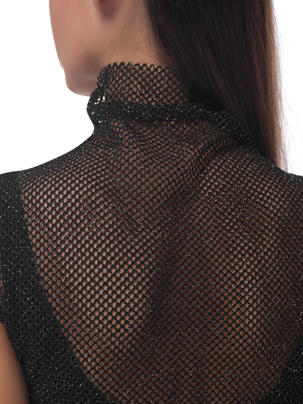 بلوزة شبكية بدون أكمام وبياقة عالية ملفوفة