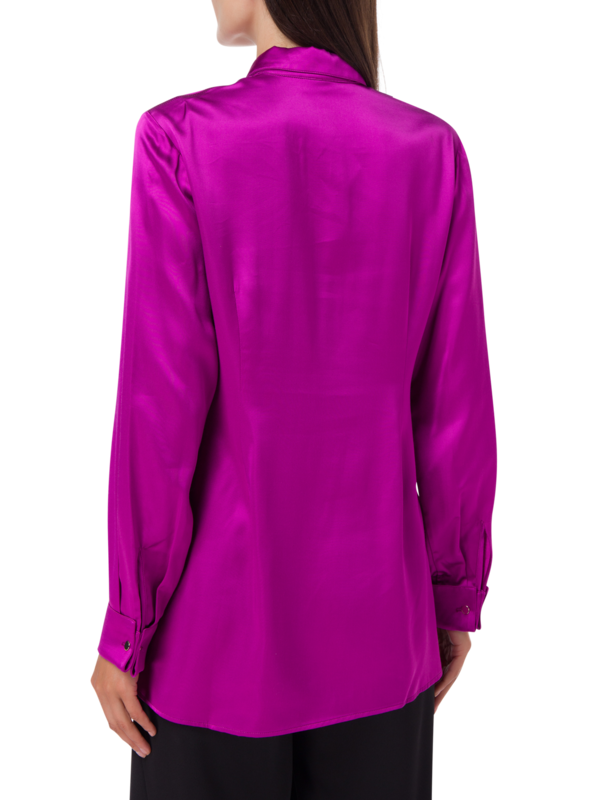 قميص ساتان ضيق بأكمام طويلة