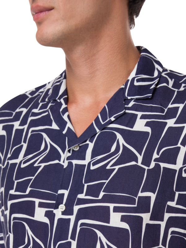 قميص مارس مزين بطبعة