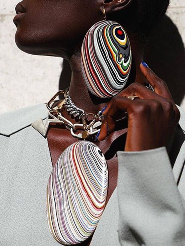 أقراط عيار 18 قيراطاً مزينة بحجر فوردايت