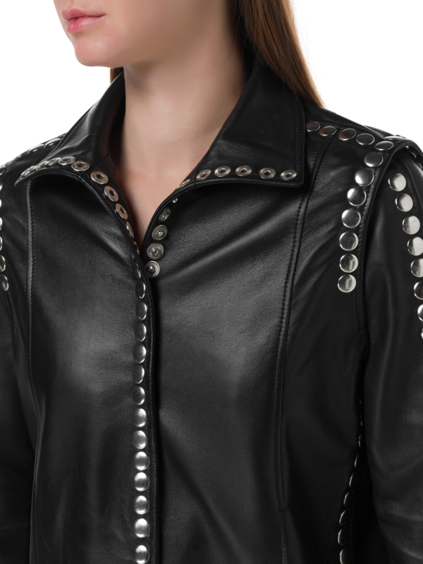 فستان قصير بقصة درابيه وبدون أكمام وبفتحة صغيرة