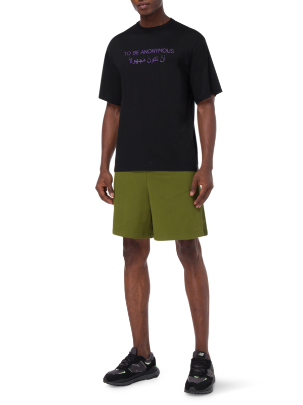 تيشيرت كبير الحجم مطبوع عليه عبارة "To Be Anonymous"