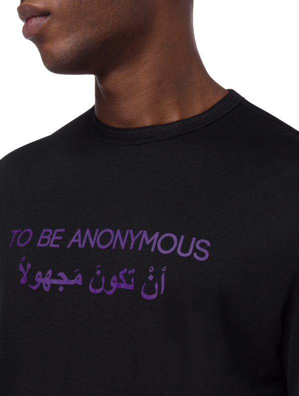 تيشيرت كبير الحجم مطبوع عليه عبارة "To Be Anonymous"