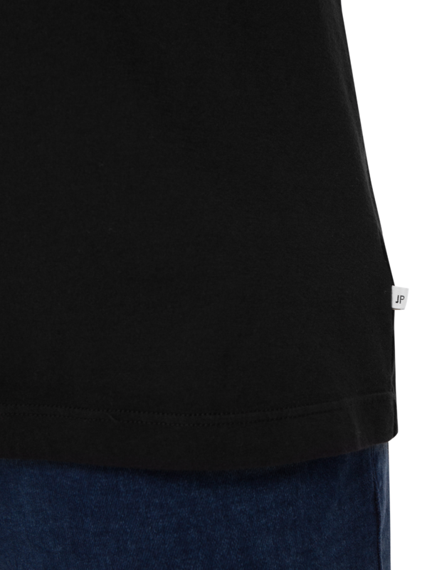 تيشيرت بجيب وأكمام قصيرة