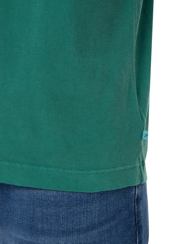 تيشيرت بجيب وأكمام قصيرة