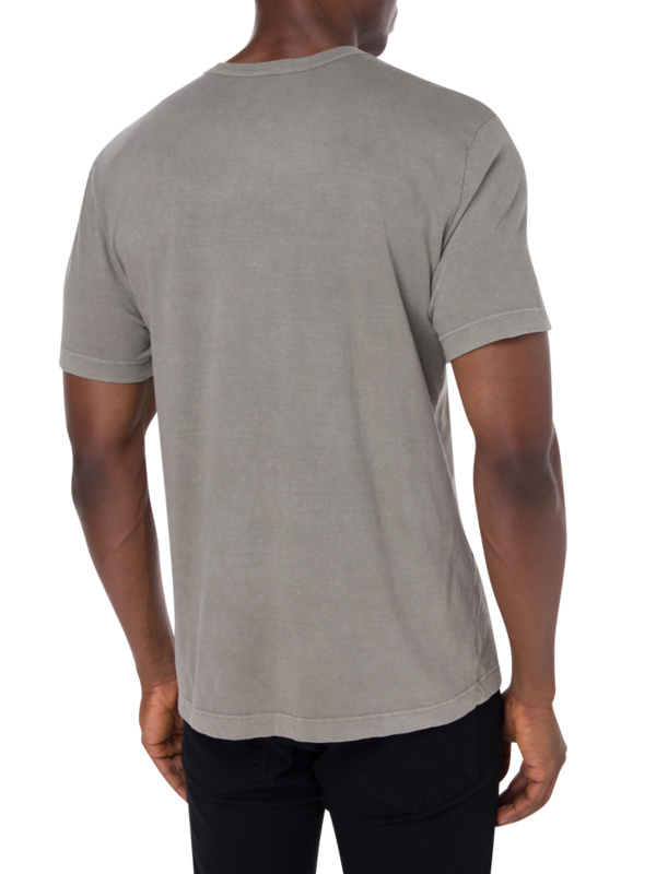 تيشيرت بجيب وأكمام قصيرة