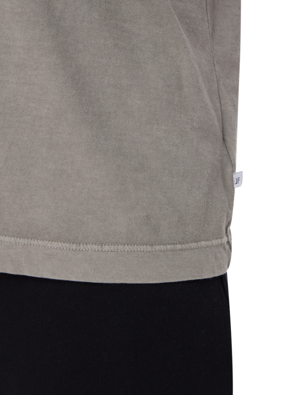 تيشيرت بجيب وأكمام قصيرة