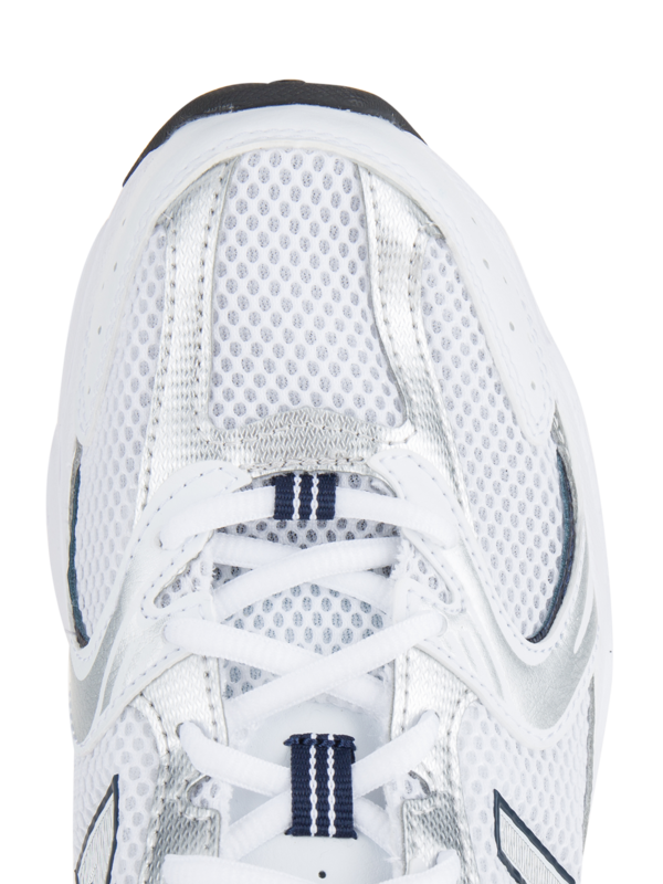 حذاء سنيكرز برقبة منخفضة 530