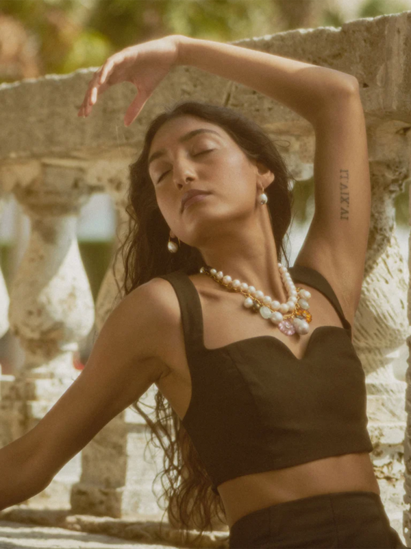 قلادة جوي مرصعة باللؤلؤ مع سلسلة مطلية بالذهب النحاسي مع مزيج من الأحجار