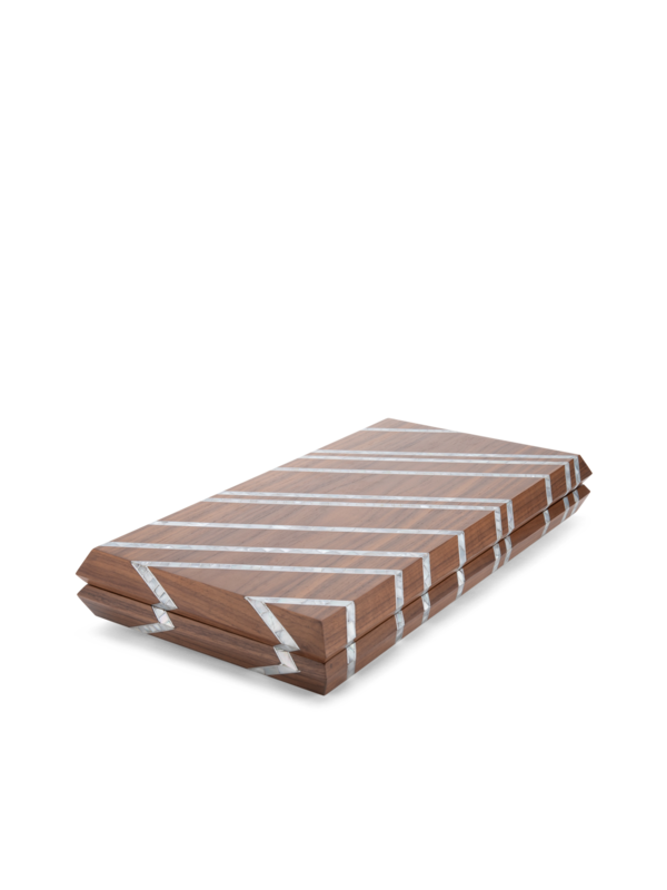 لعبة طاولة بتصميم مخطط ومزين بعرق اللؤلؤ