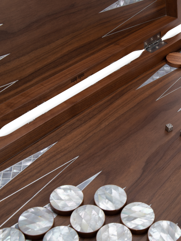 لعبة طاولة بتصميم مخطط ومزين بعرق اللؤلؤ