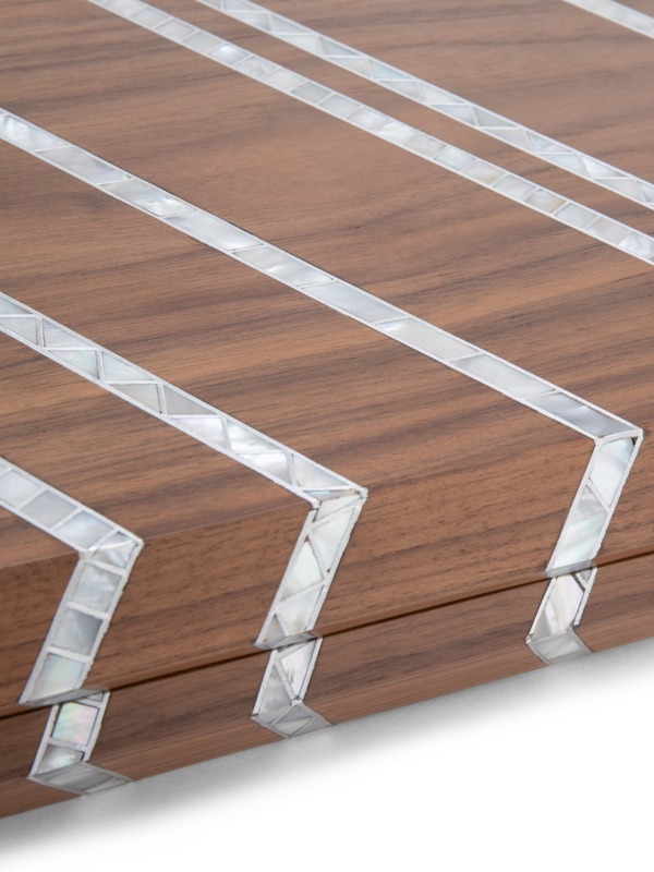 لعبة طاولة بتصميم مخطط ومزين بعرق اللؤلؤ